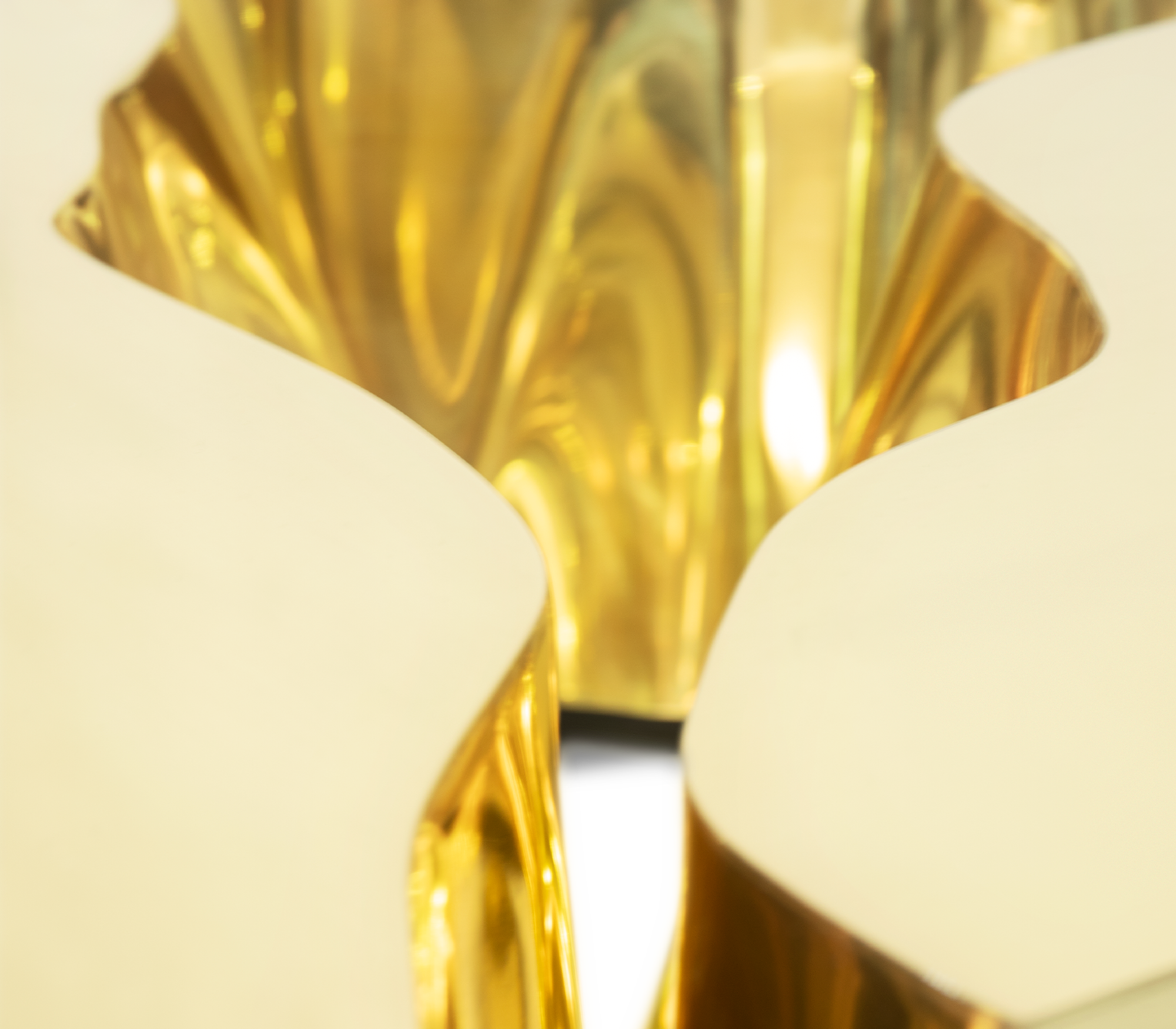 Журнальный столик Fissure Gold Leaf