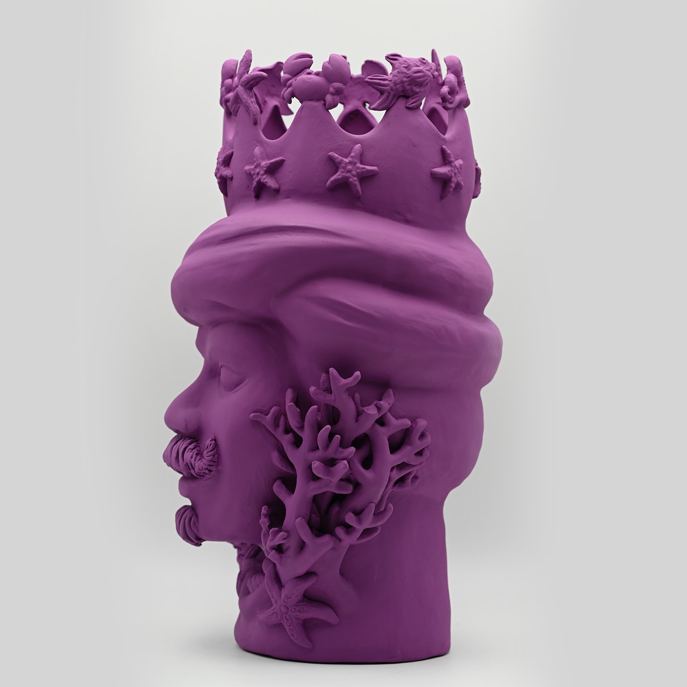 Фиолетовая скульптура Moor's Head