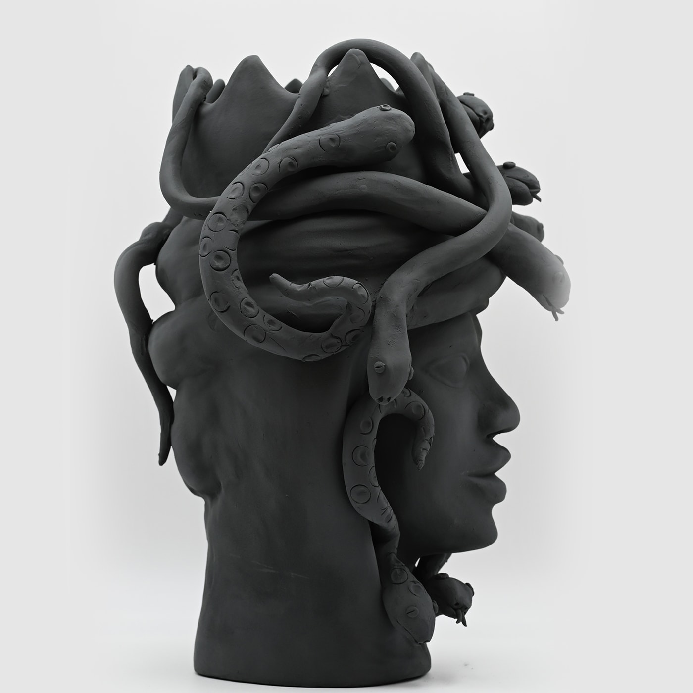 Тёмно-серая скульптура Moor's Head