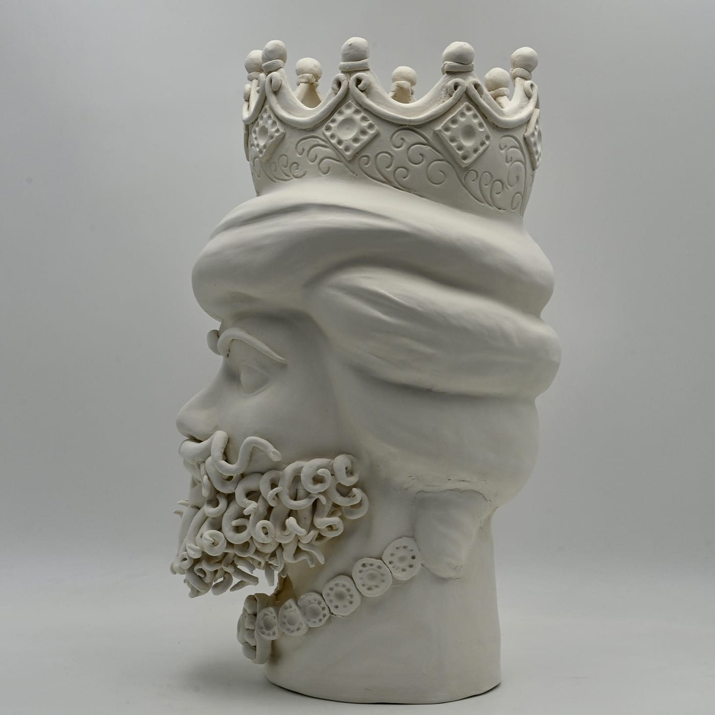 Серая скульптура Moor's Head