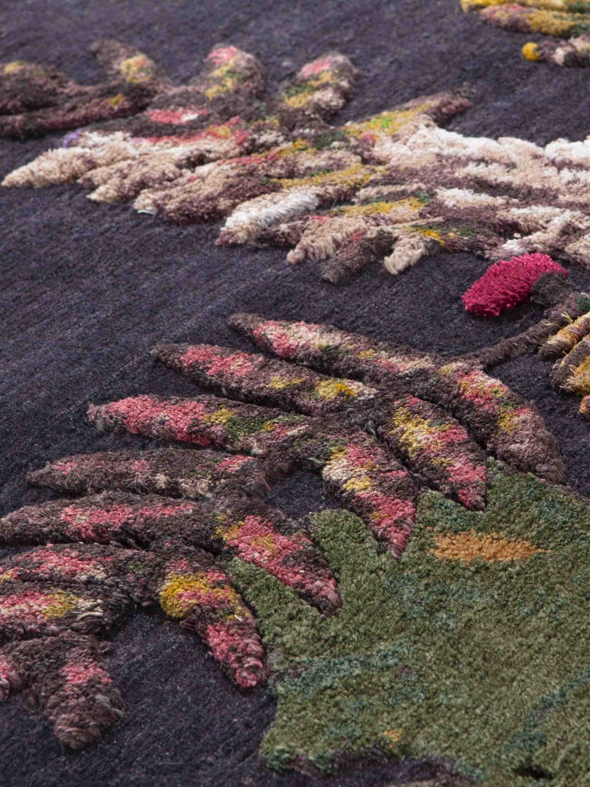 Круглий килим італійський ручної роботи Savage Flowers