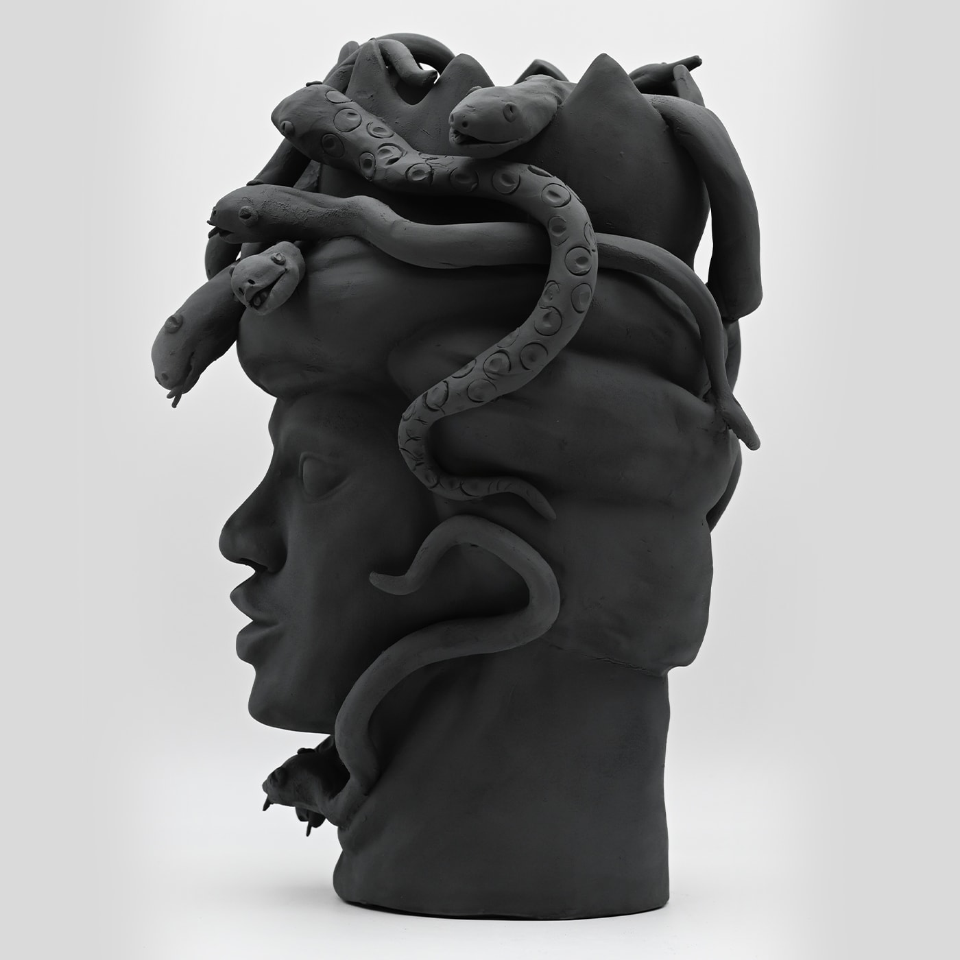 Тёмно-серая скульптура Moor's Head