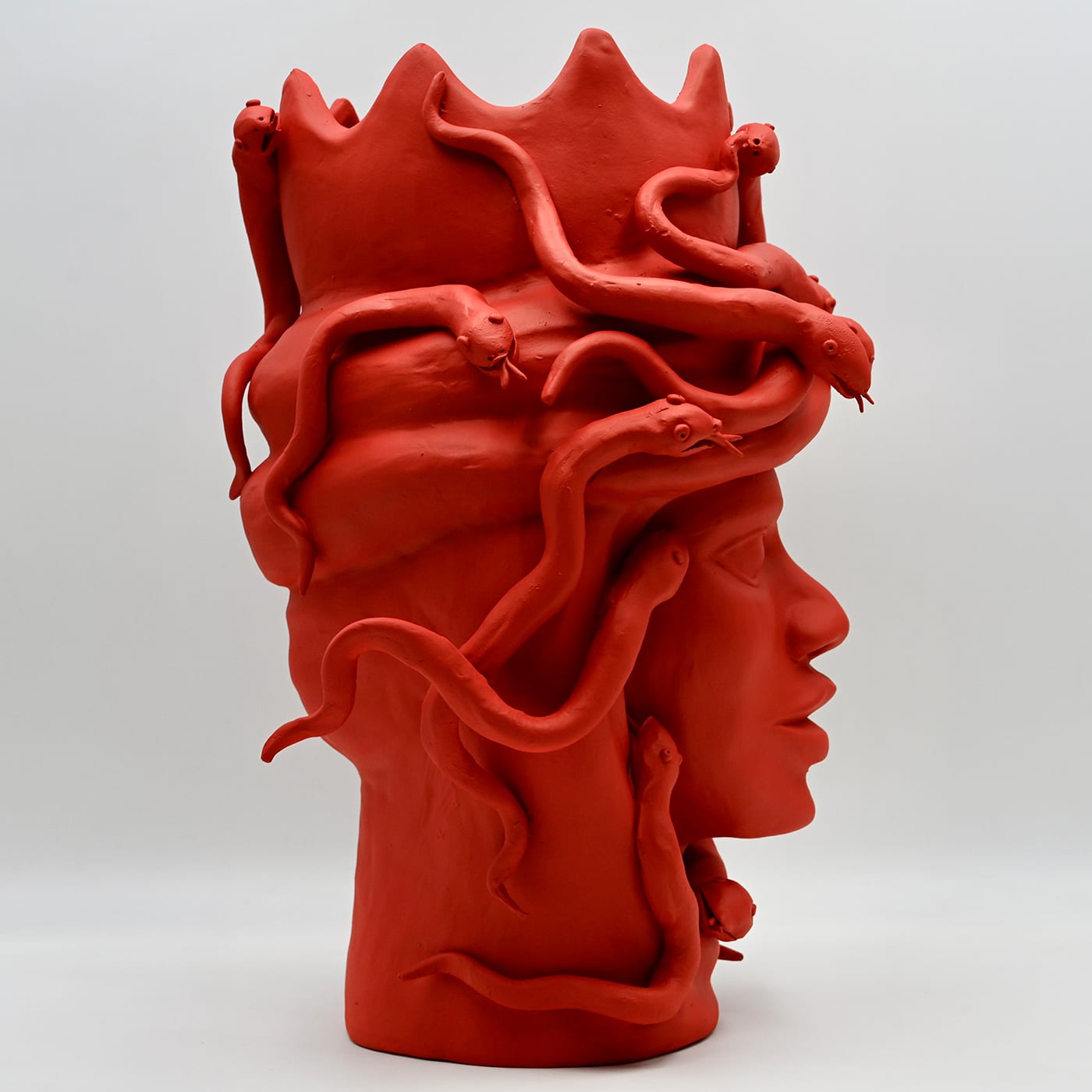 Красная скульптура Moor's Head