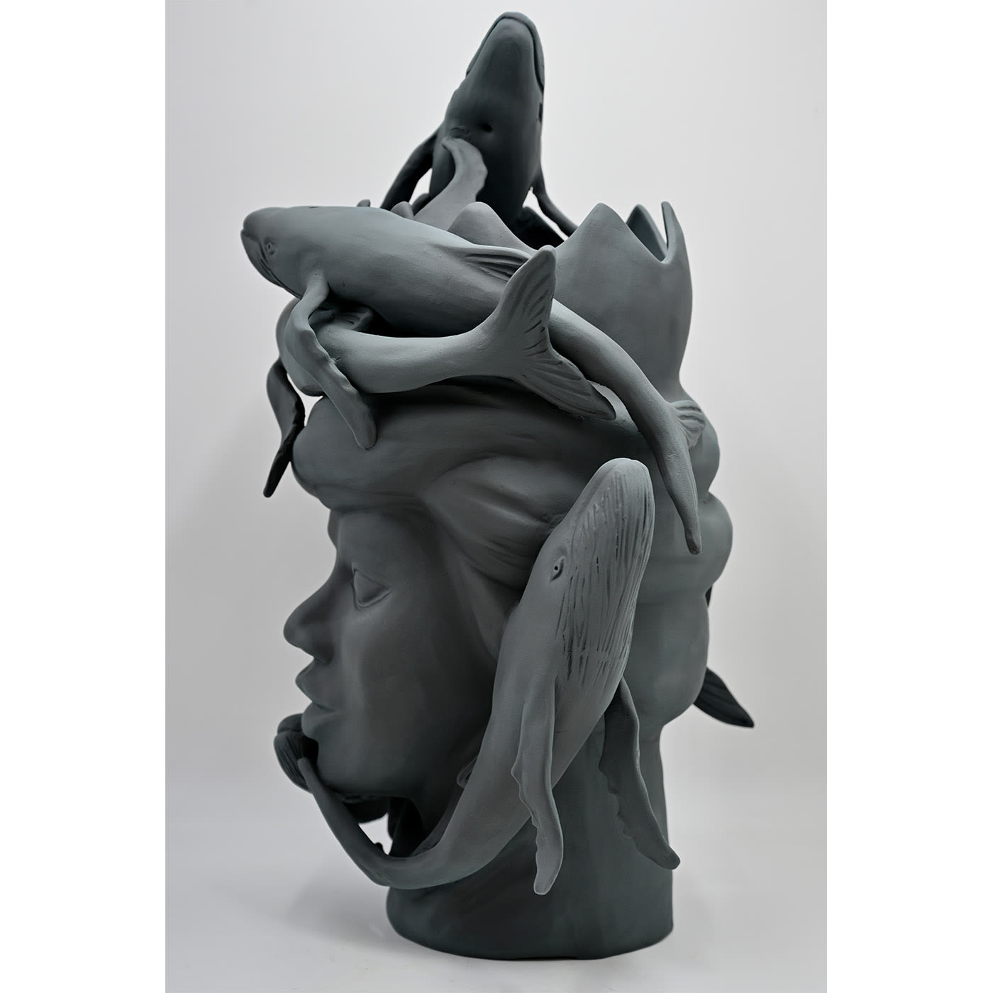 Сіра скульптура Moor's Head