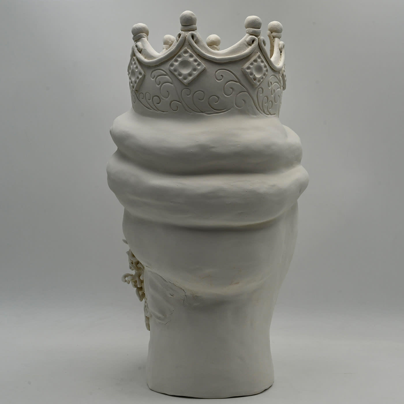Серая скульптура Moor's Head