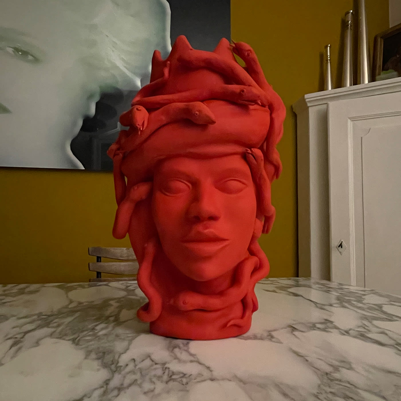 Красная скульптура Moor's Head