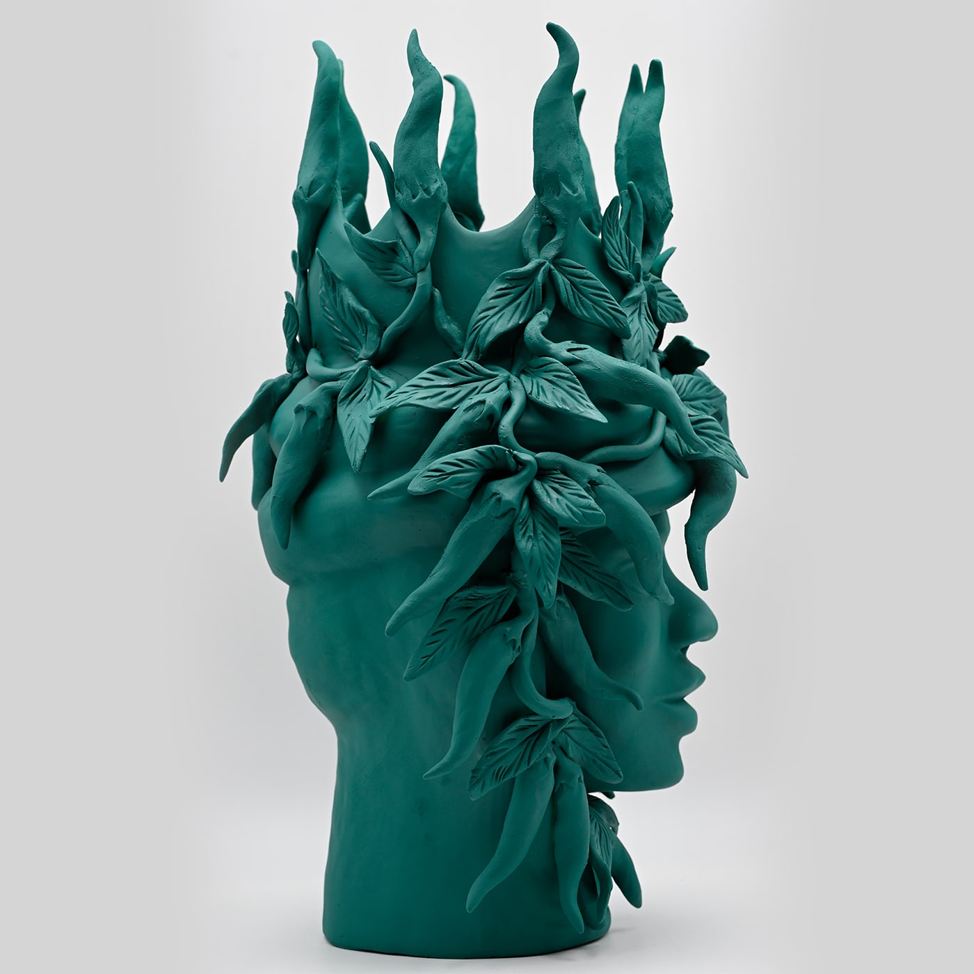 Тёмно-зелёная скульптура Moor's Head