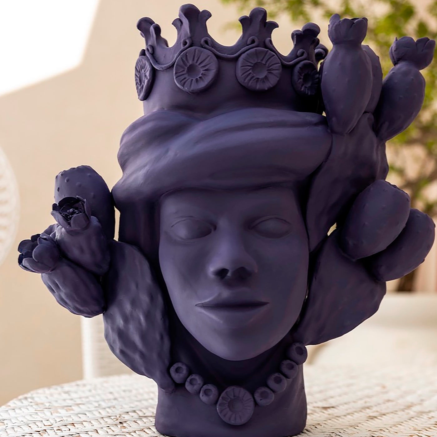 Фиолетовая скульптура Moor's Head