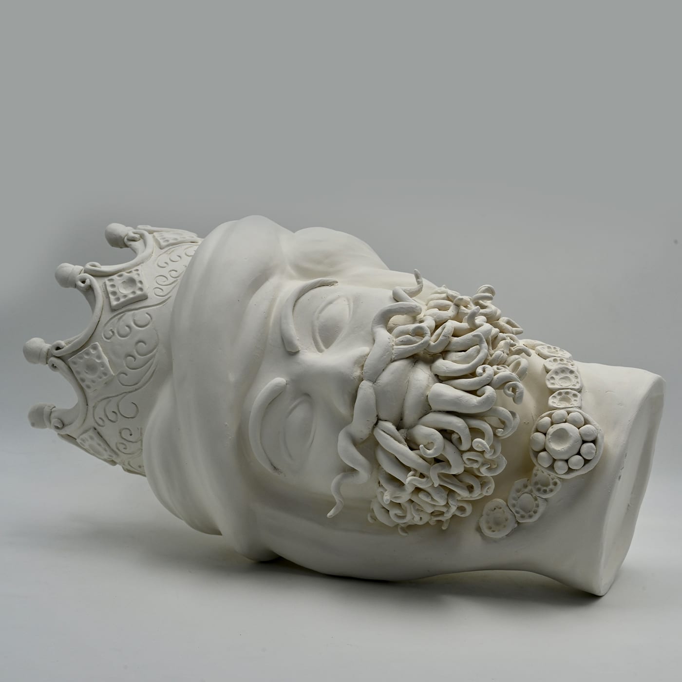 Серая скульптура Moor's Head