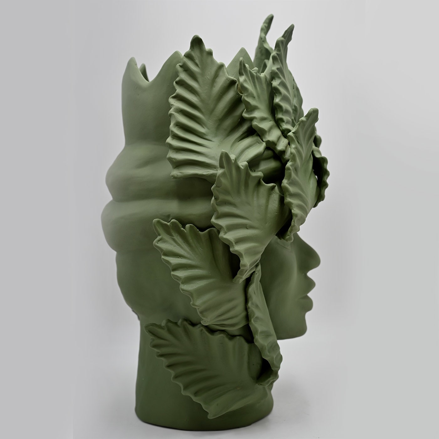 Матова зелена скульптура Moor's Head