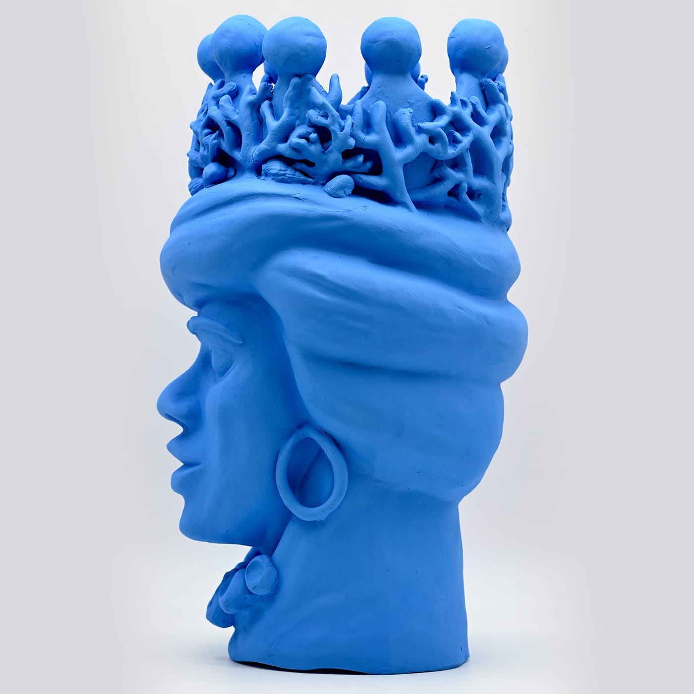 Светло-голубая скульптура Moor's Head