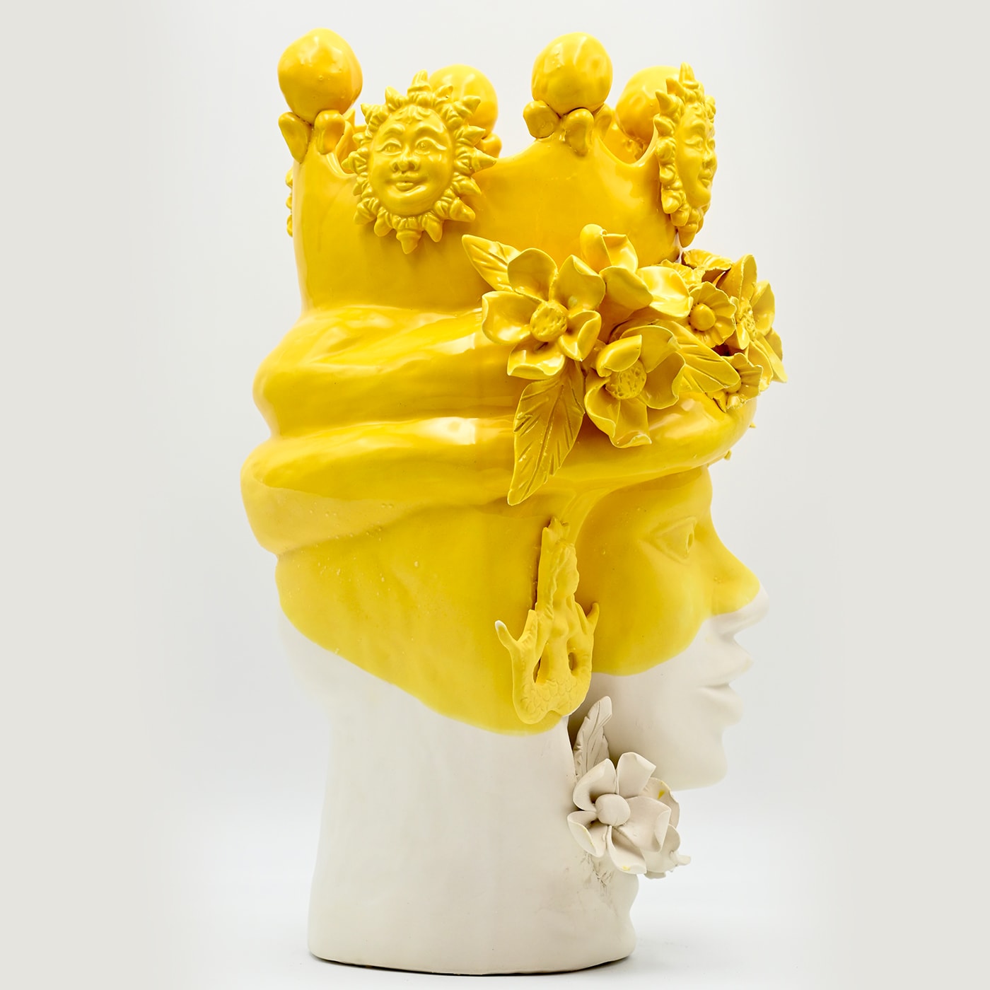 Желткая скульптура Moor's Head