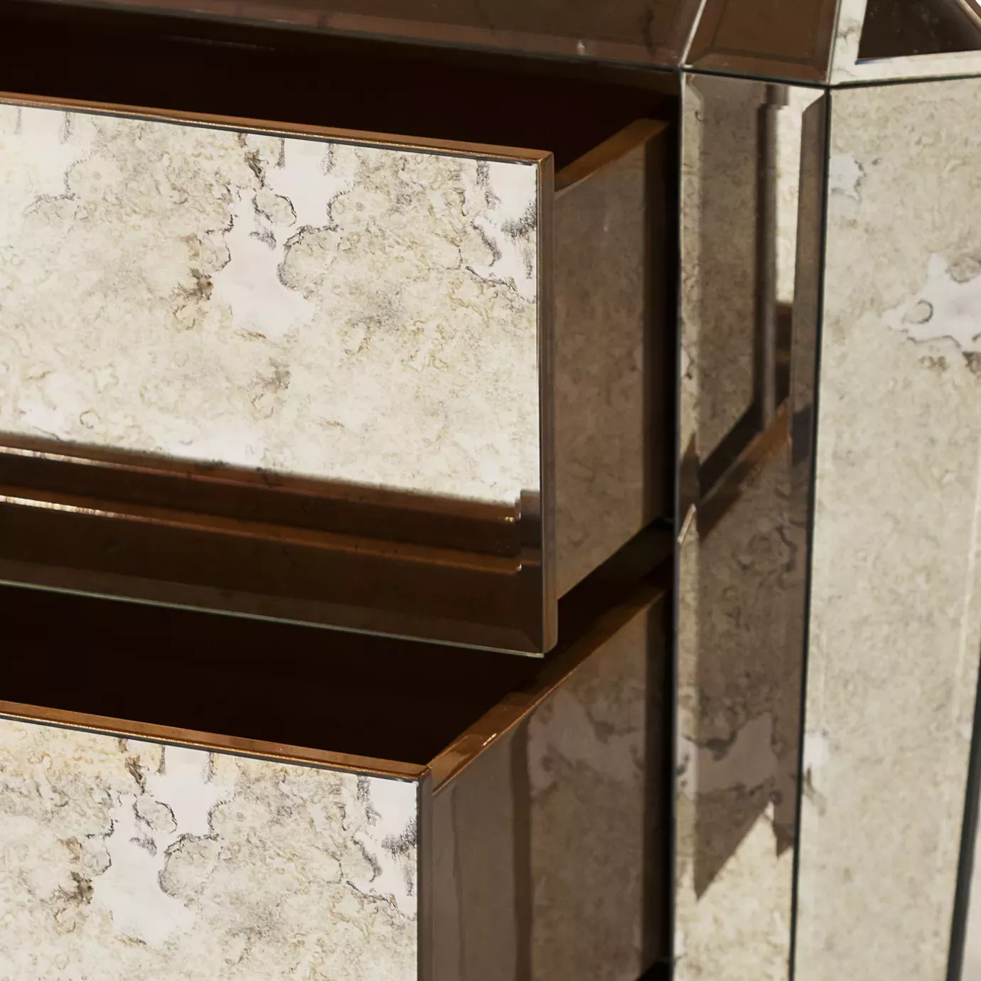Прикроватная тумба Tamaris 3 Drawers