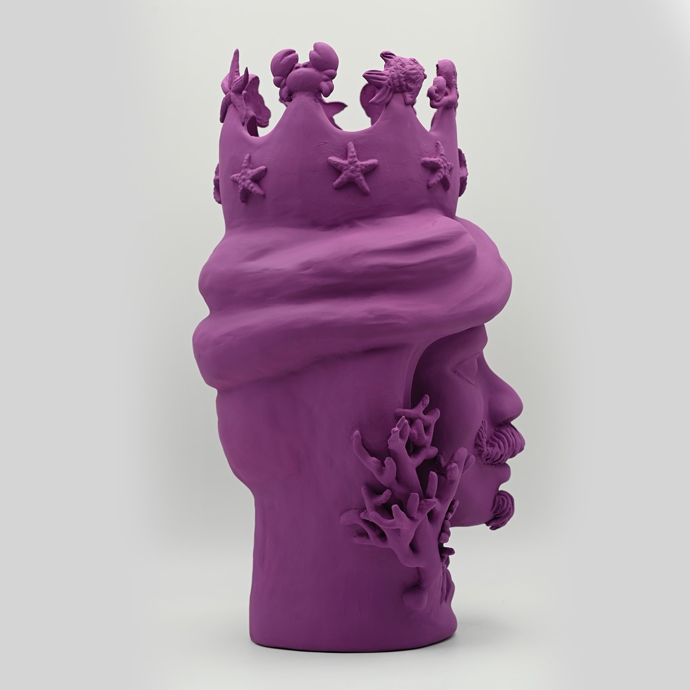 Фиолетовая скульптура Moor's Head