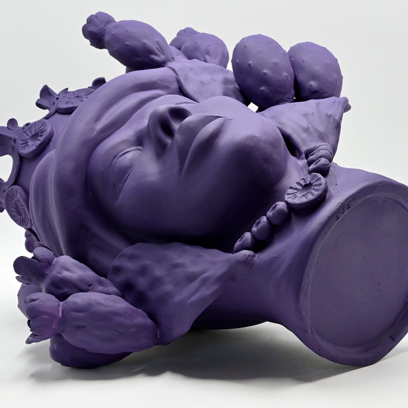 Фиолетовая скульптура Moor's Head
