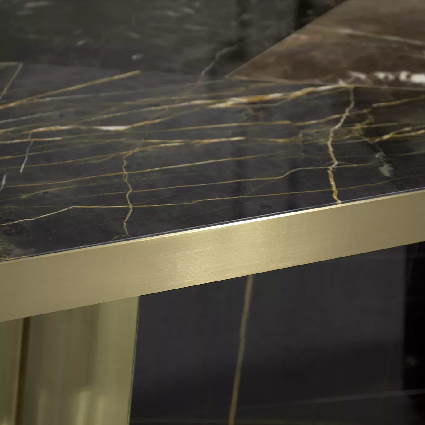 Обеденный стол Decovita Black & Gold Granite