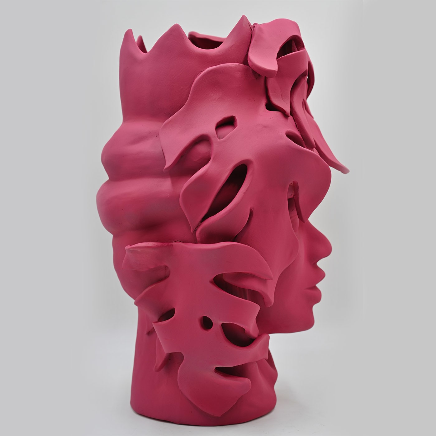 Розовая скульптура Moor's Head