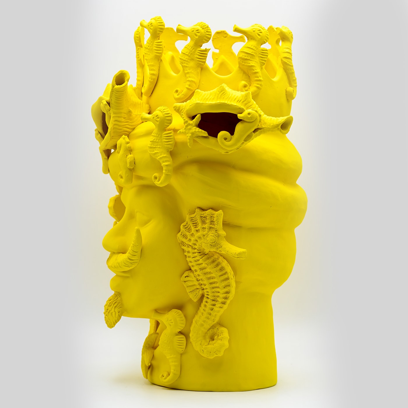 Жёлтая скульптура Moor's Head