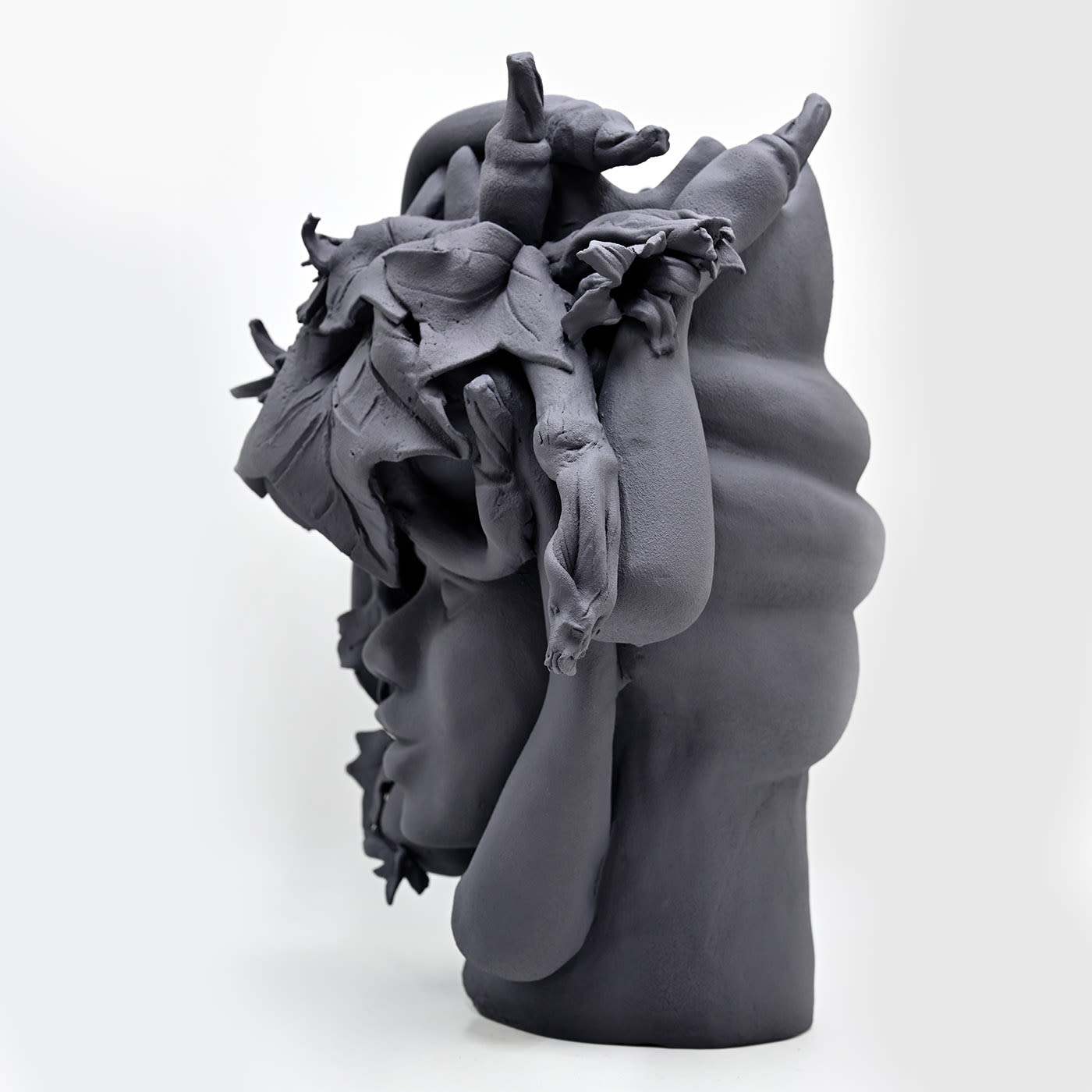 Серая скульптура Moor's Head