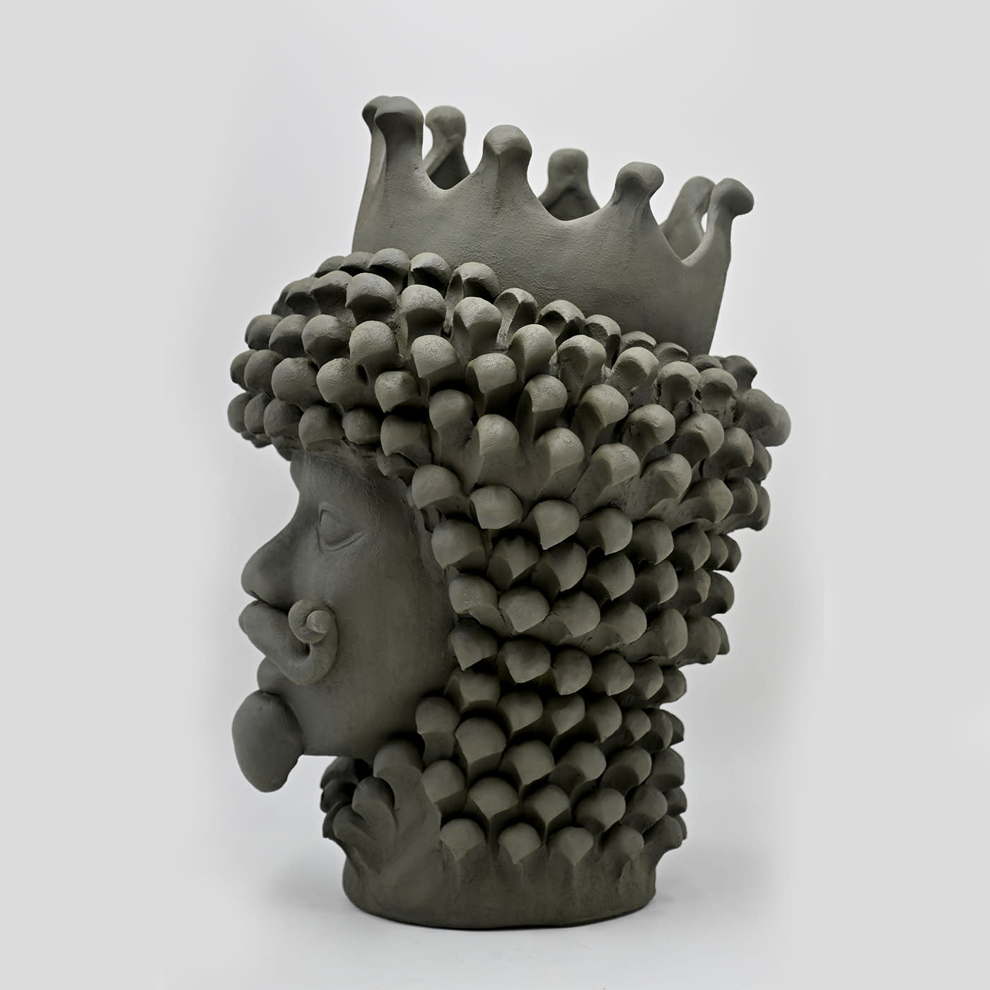 Сіра скульптура Moor's Head