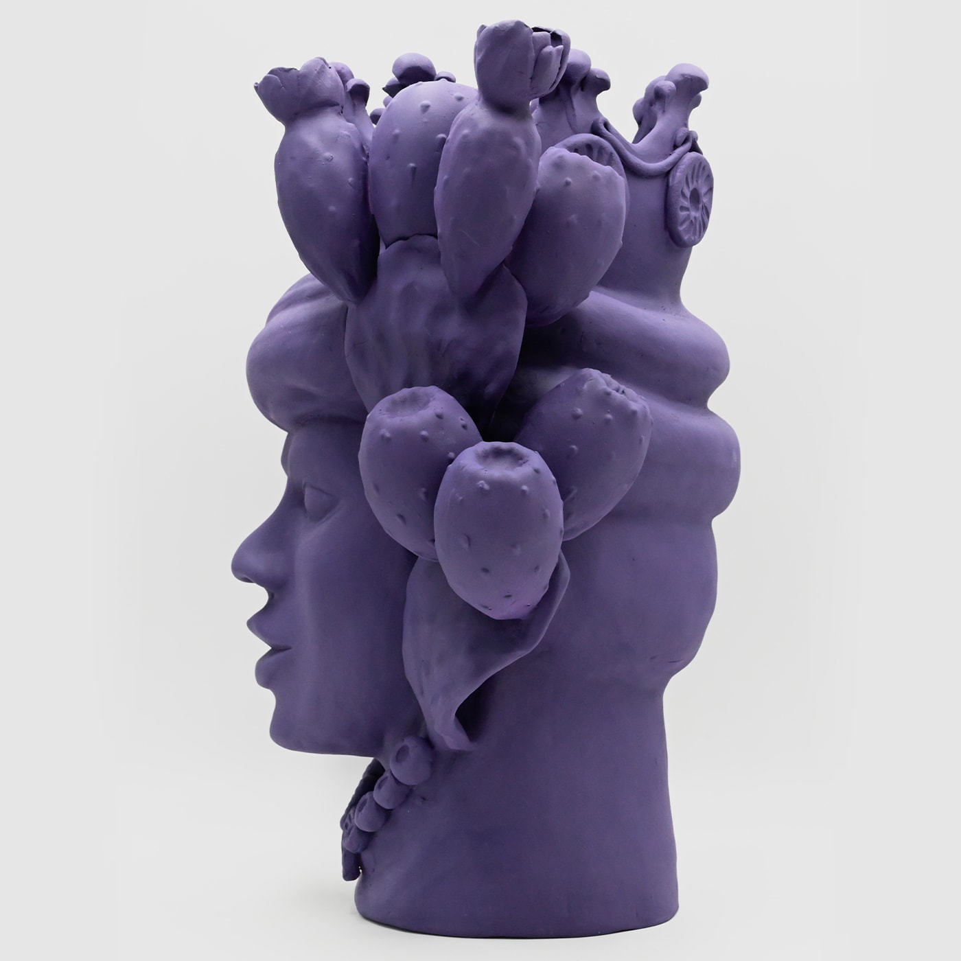 Фиолетовая скульптура Moor's Head