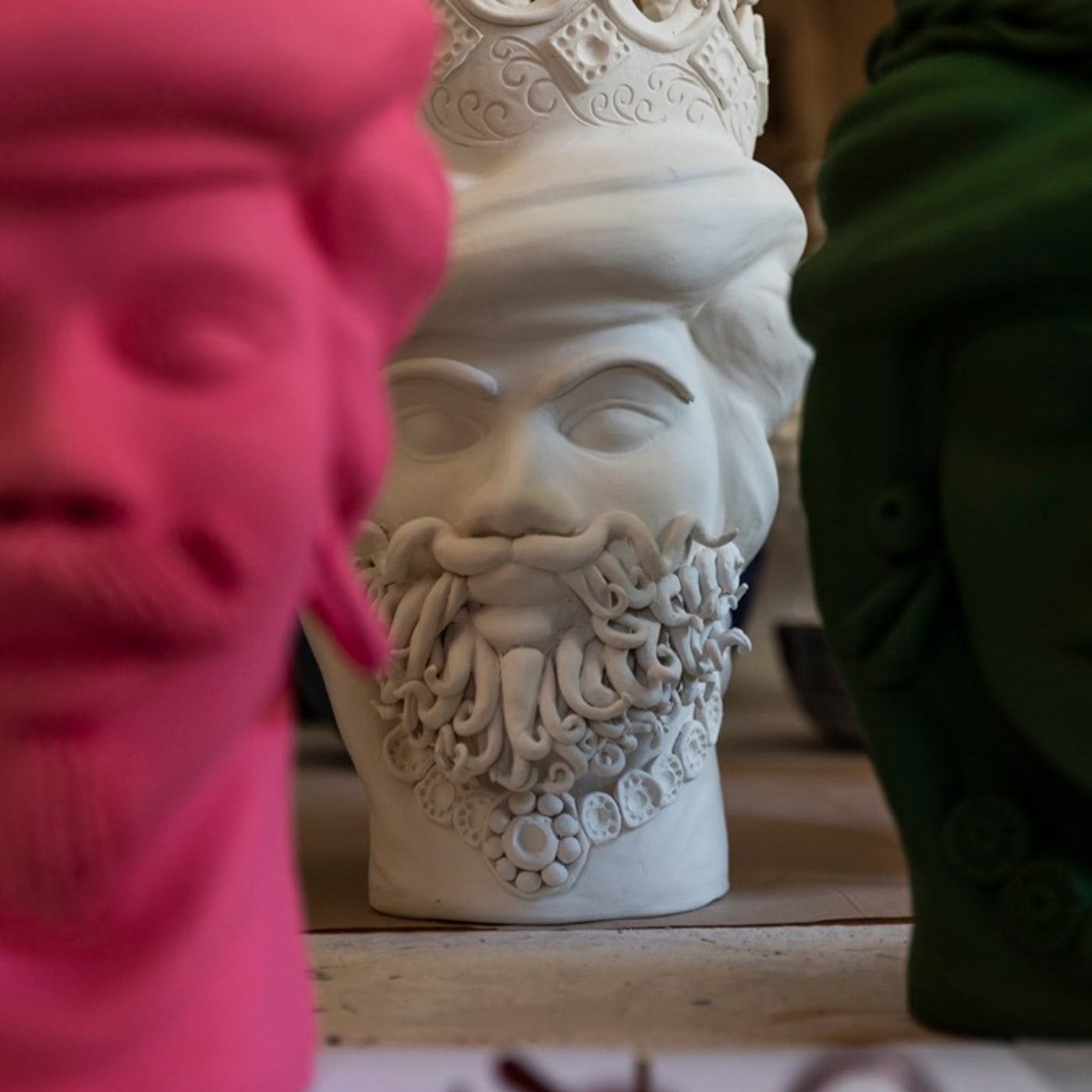 Серая скульптура Moor's Head