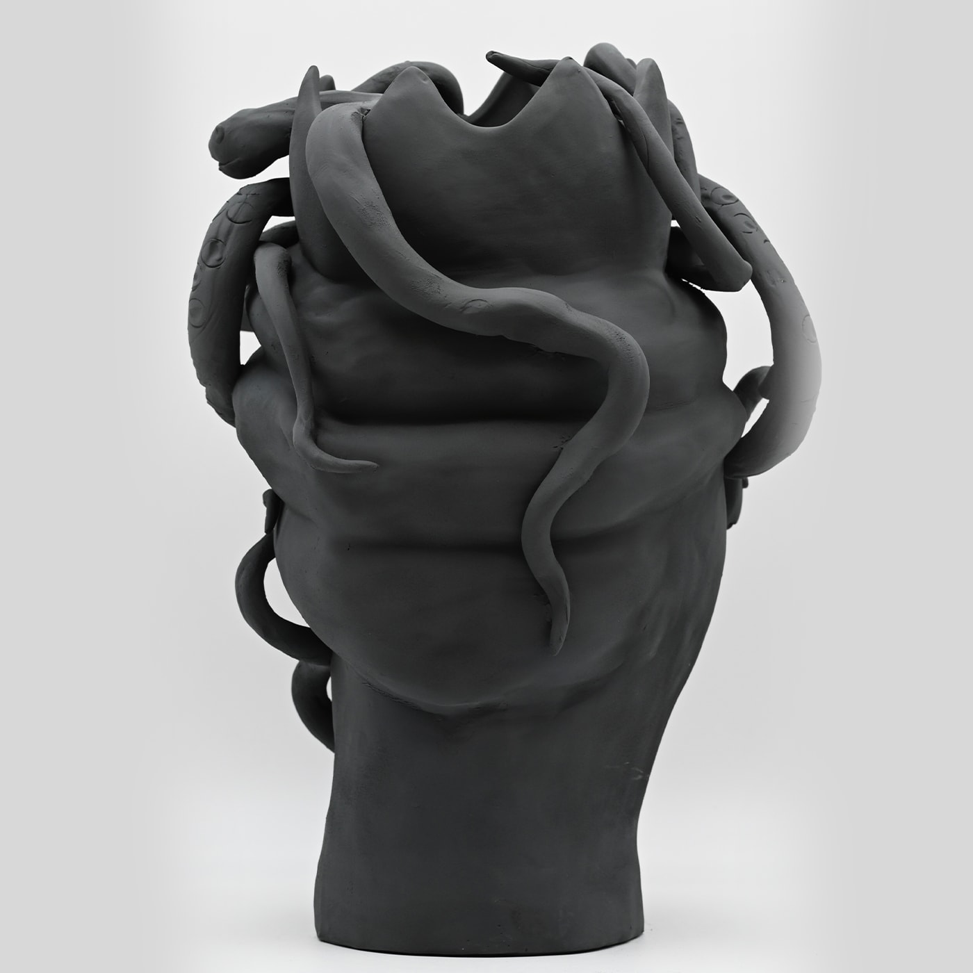Тёмно-серая скульптура Moor's Head