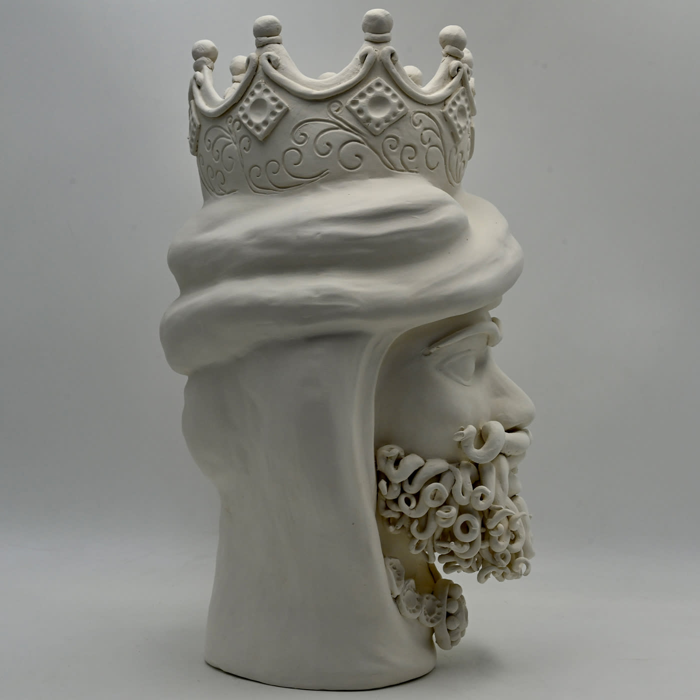 Серая скульптура Moor's Head