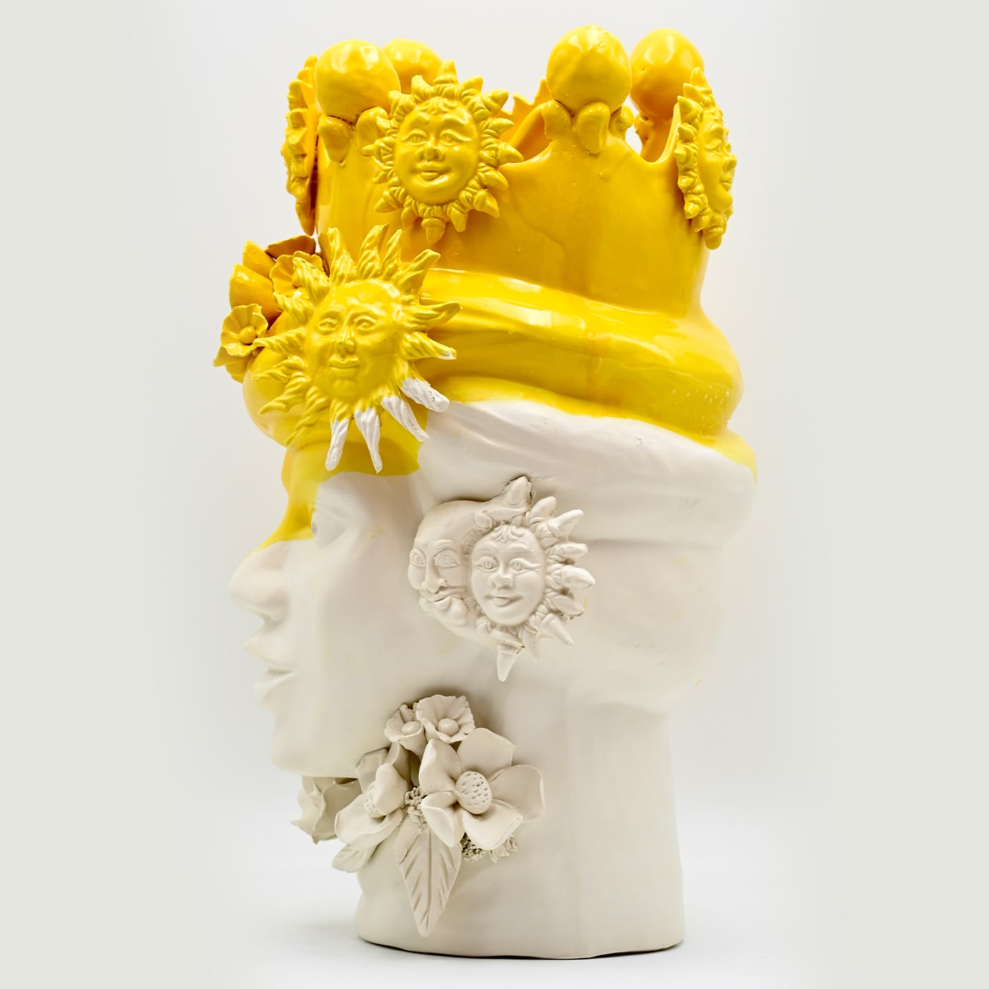 Желткая скульптура Moor's Head