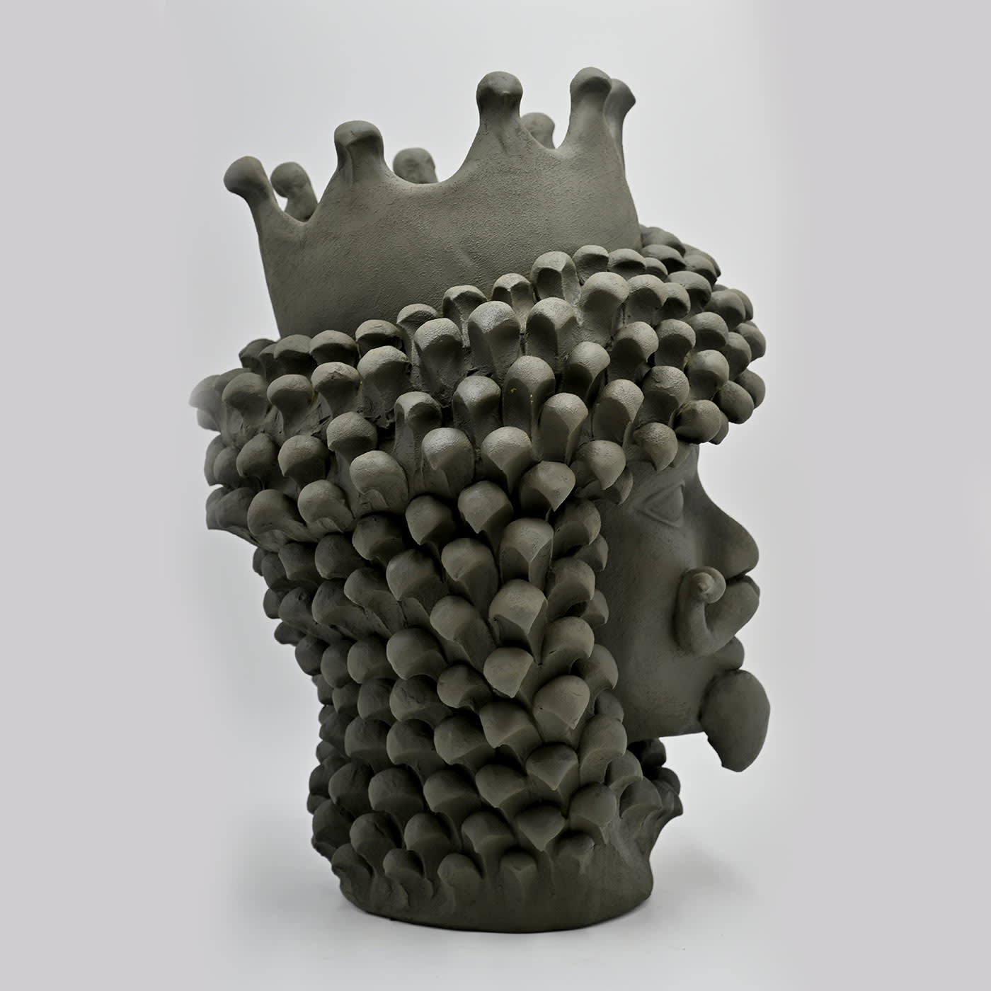 Сіра скульптура Moor's Head
