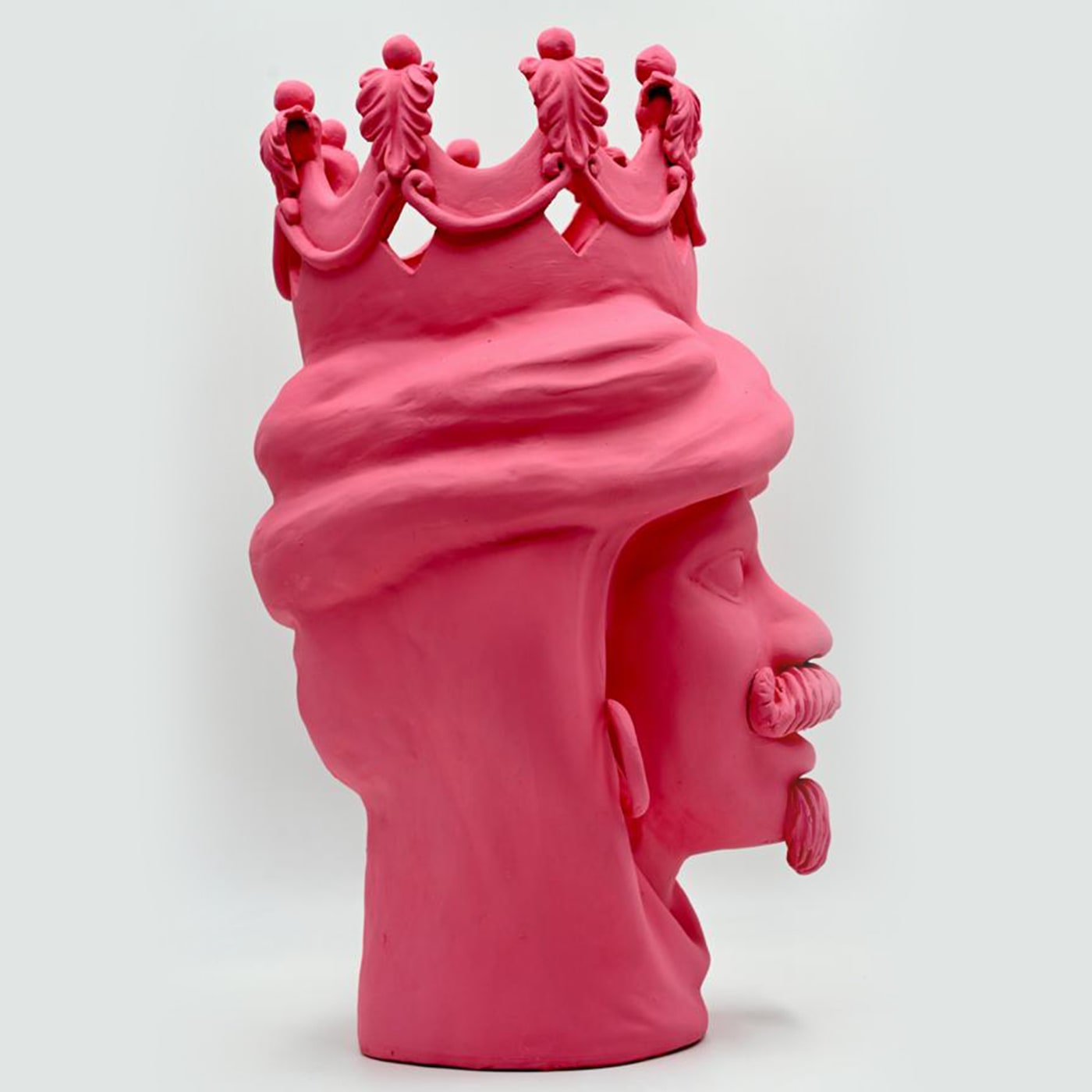 Розовая скульптура Moor's Head