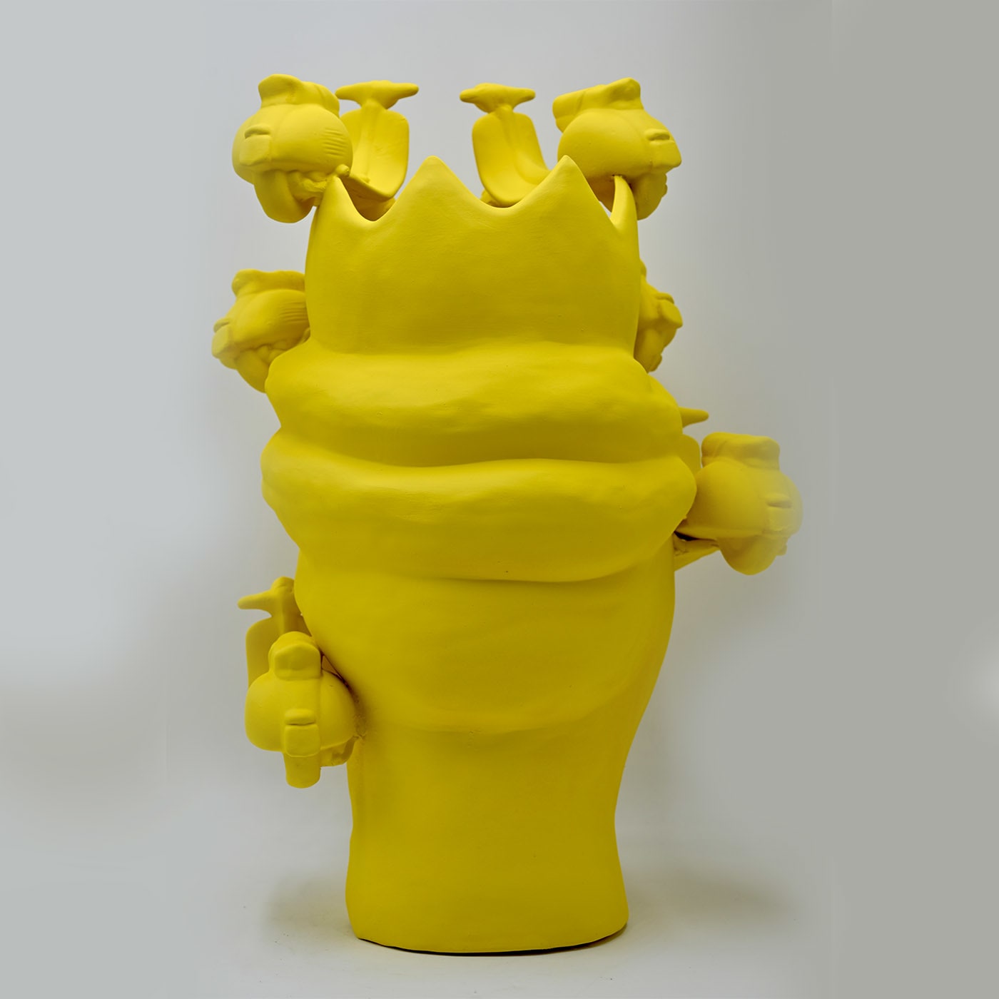 Матовая жёлтая скульптура Moor's Head