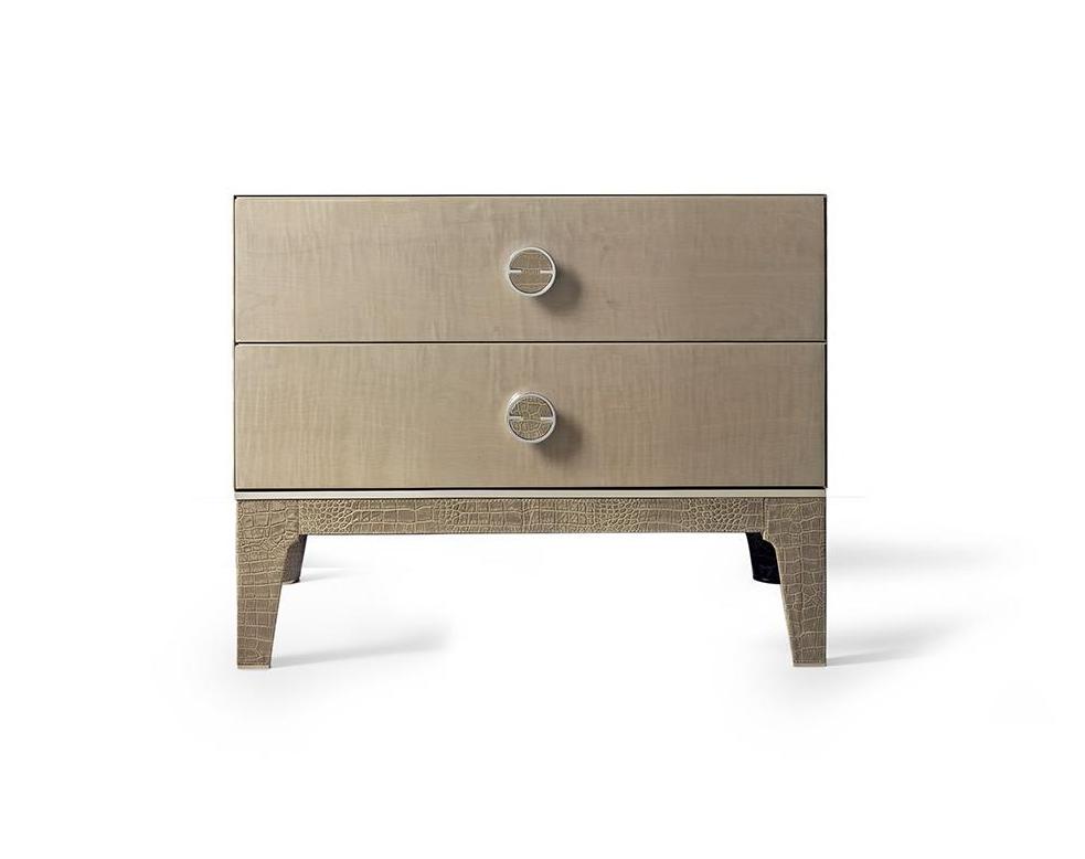 Небольшая тумбочка с двумя ящиками