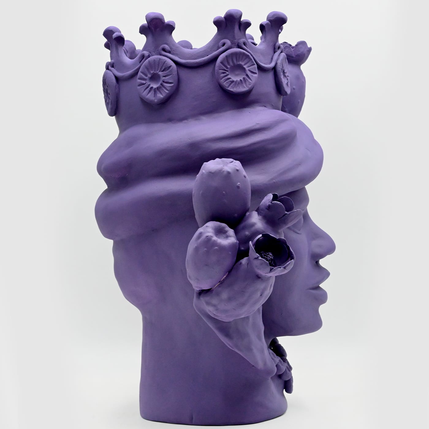 Фиолетовая скульптура Moor's Head