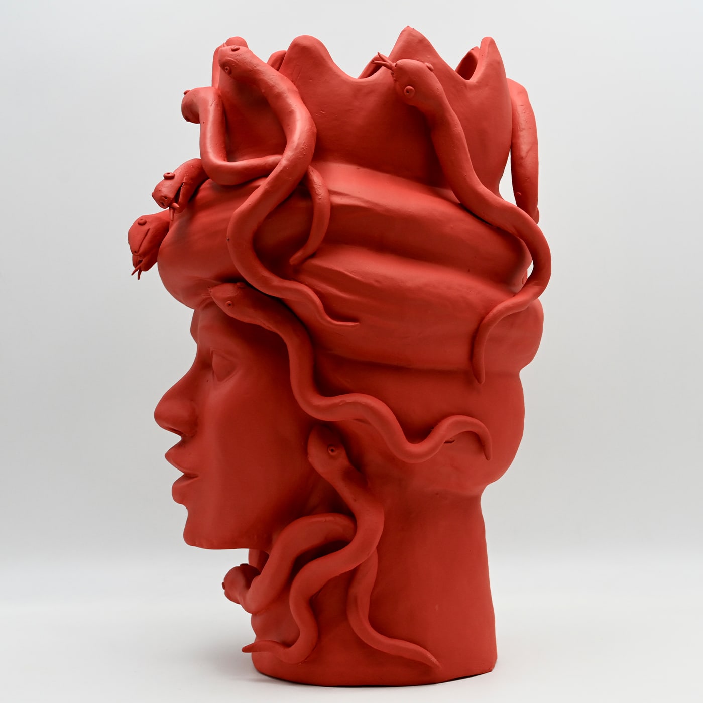 Красная скульптура Moor's Head