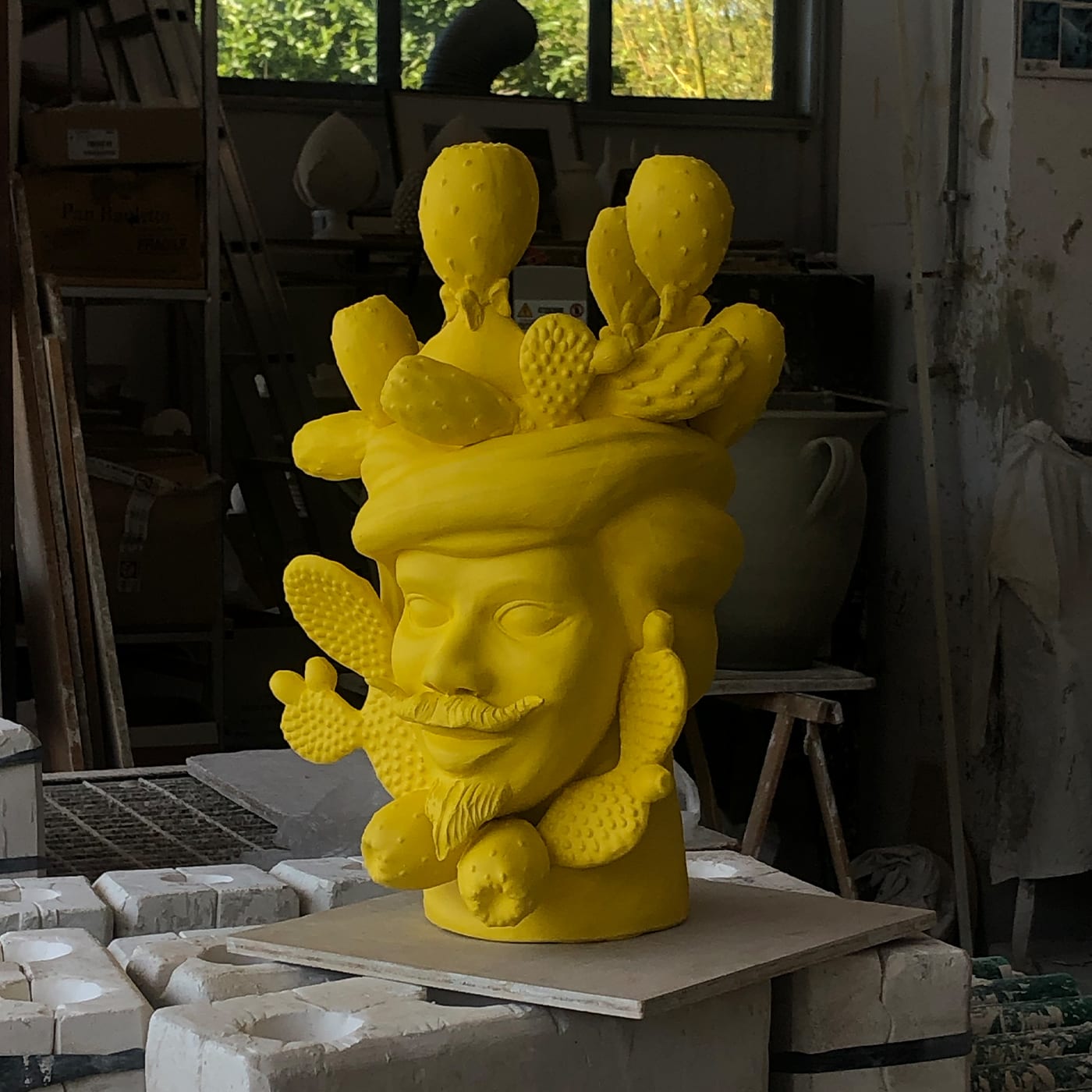Уникальная жёлтая скульптура Moor's Head