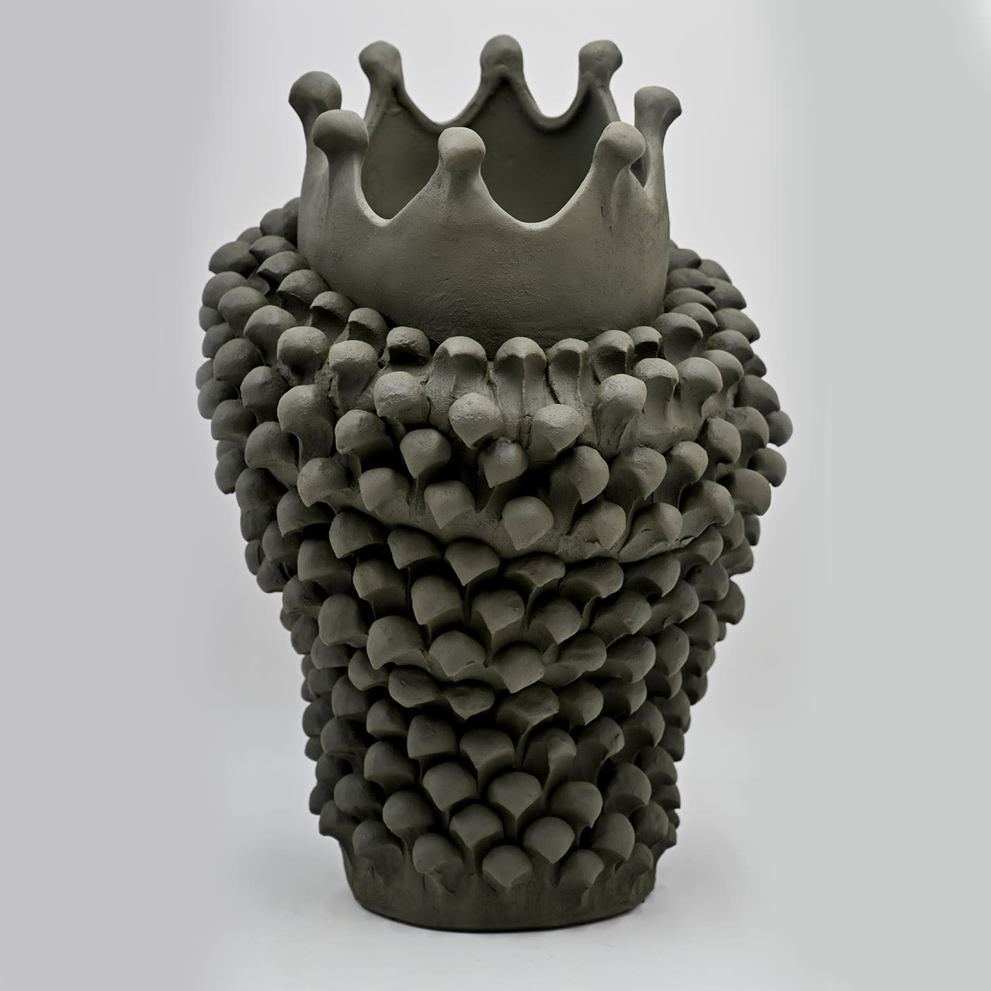 Сіра скульптура Moor's Head