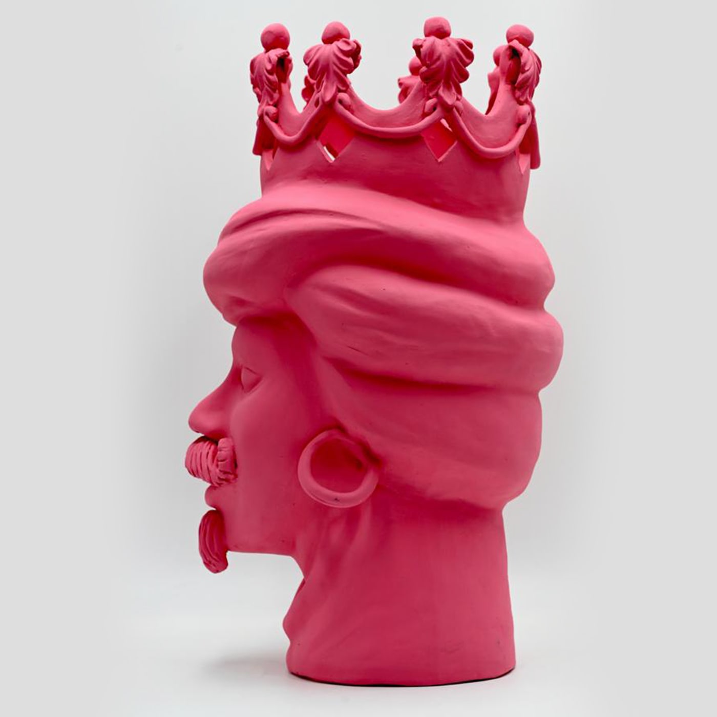Розовая скульптура Moor's Head
