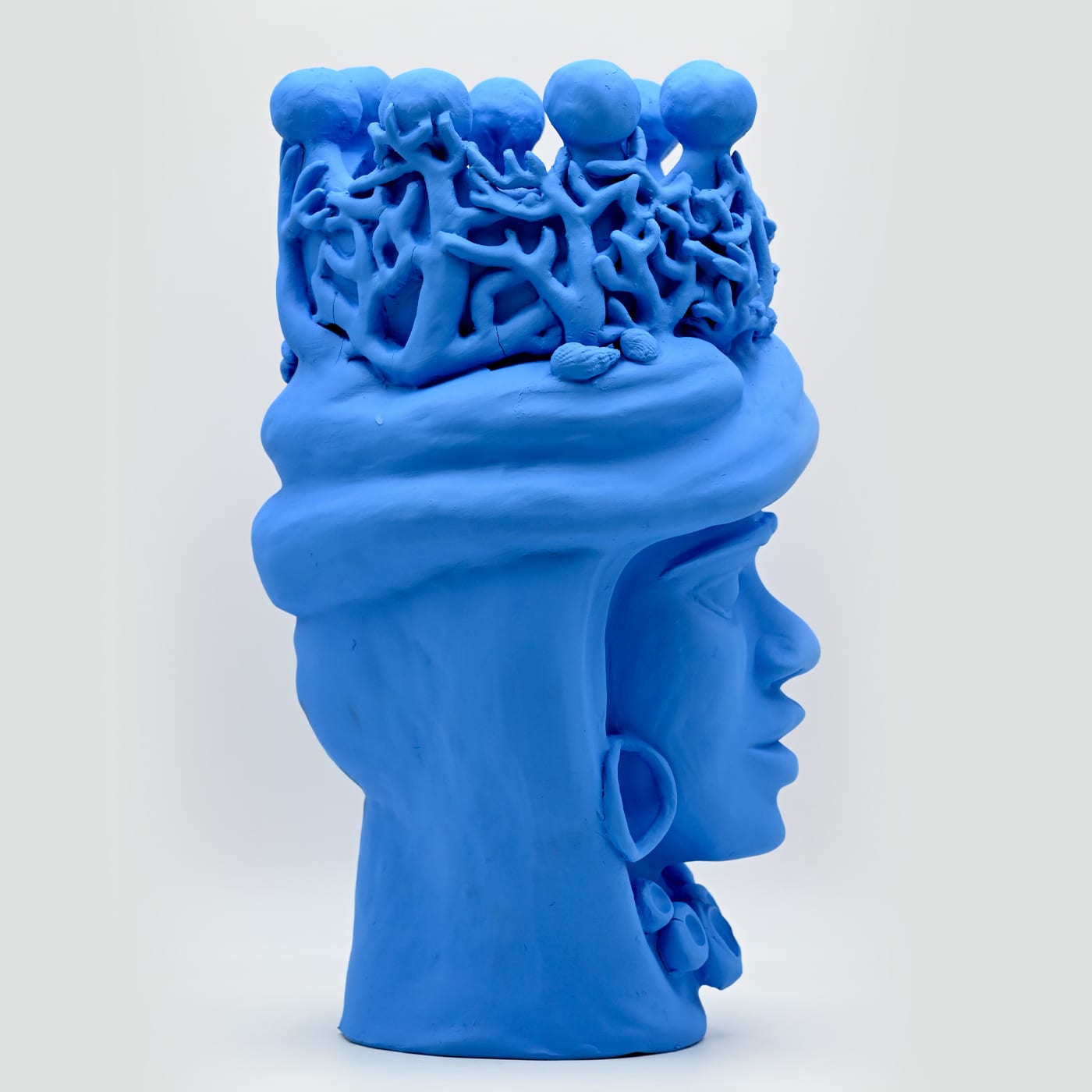 Светло-голубая скульптура Moor's Head
