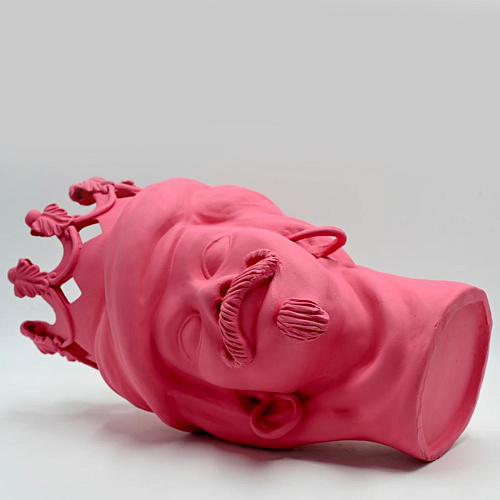 Розовая скульптура Moor's Head
