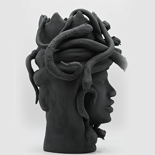 Тёмно-серая скульптура Moor's Head
