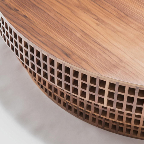 Ореховый журнальный столик ручной работы