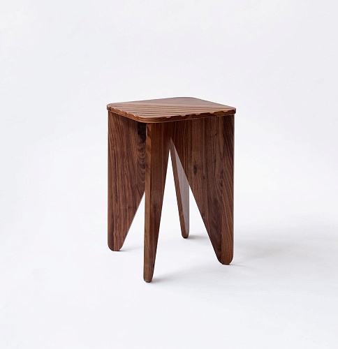 Утончённый низкий деревянный столик