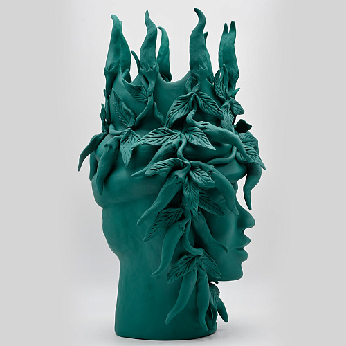 Тёмно-зелёная скульптура Moor's Head