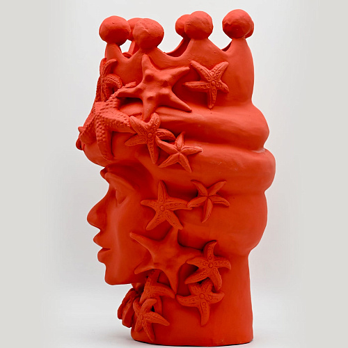Красная скульптура Moor's Head