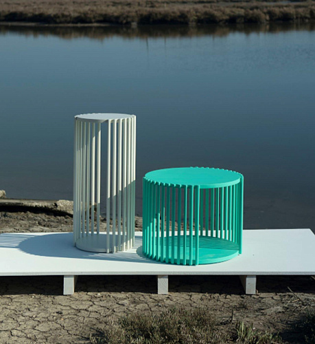 Изящный белый круглый приставной столик