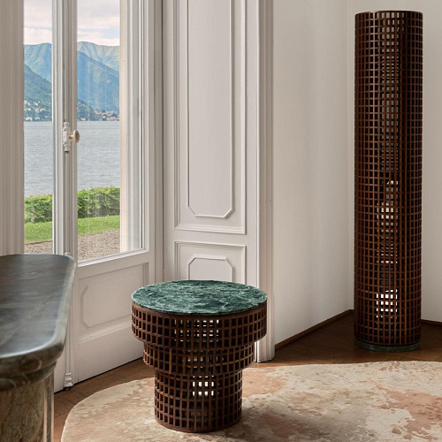 Изысканный приставной столик из ореха и мрамора