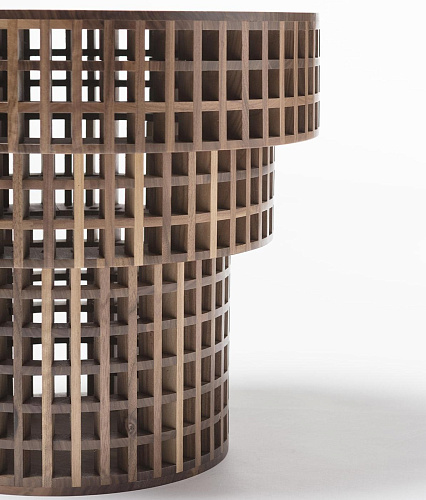 Круглый журнальный столик из дерева