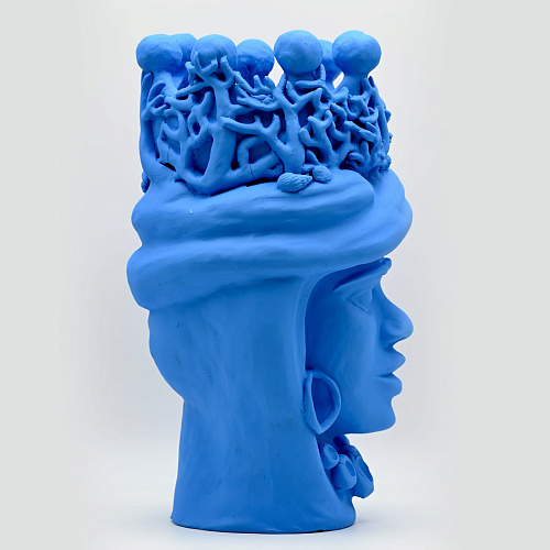 Светло-голубая скульптура Moor's Head